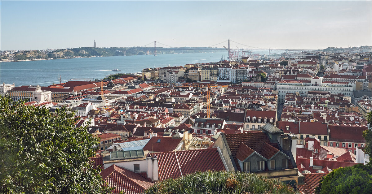 Взгляд с высоты замка Св. Георгия. Лиссабон. - Валерий Готлиб