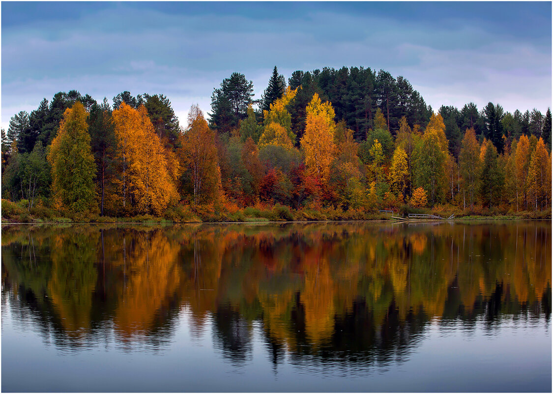 Осень смотрит в озеро. - Валентин Кузьмин