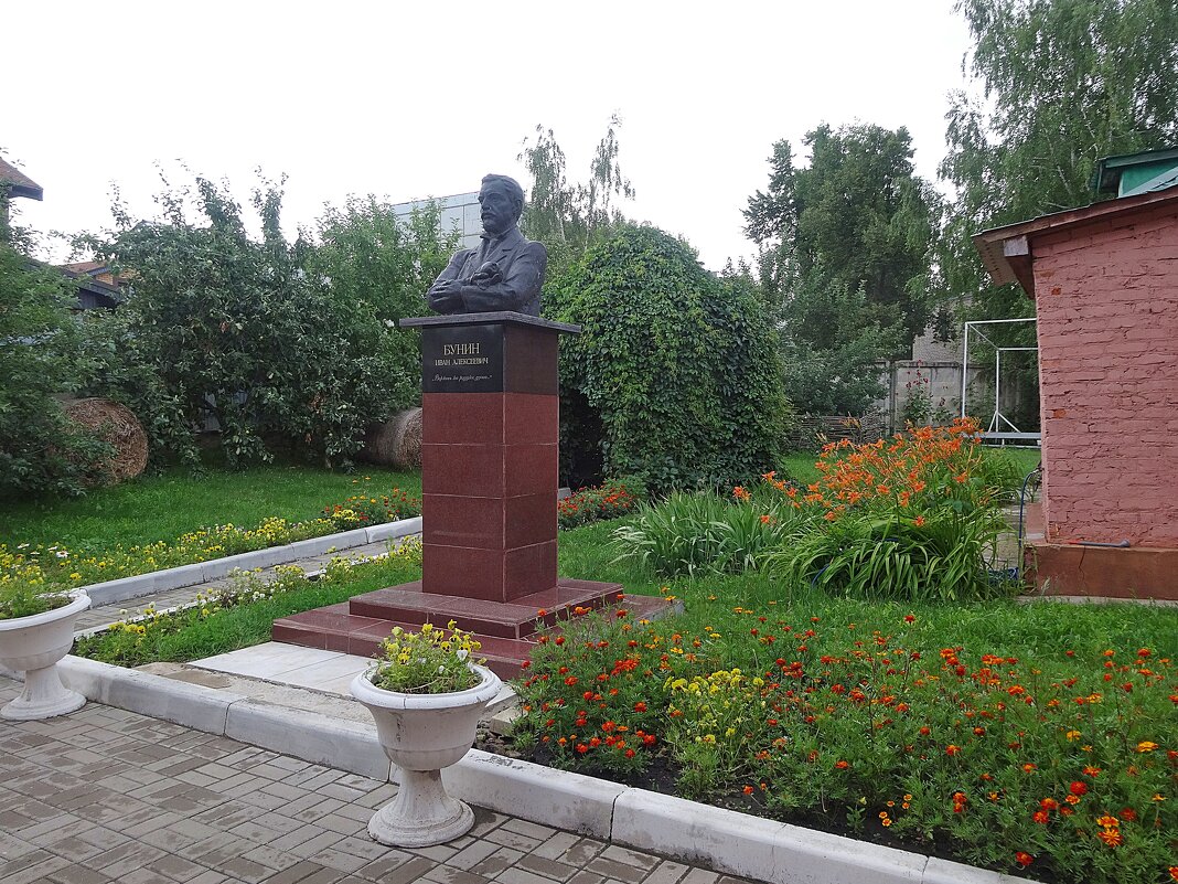 Памятник И.Бунину в Ефремове - Лидия Бусурина
