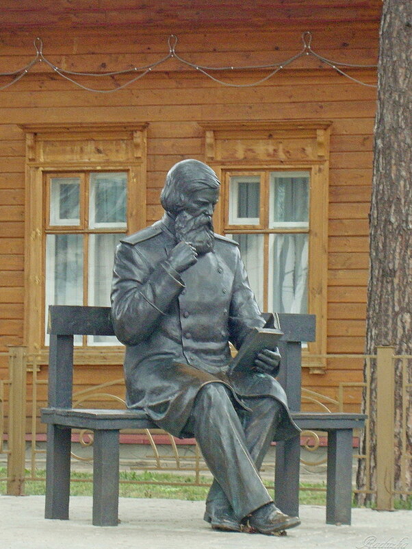 Памятник ученому Бехтереву В. М. - Raduzka (Надежда Веркина)