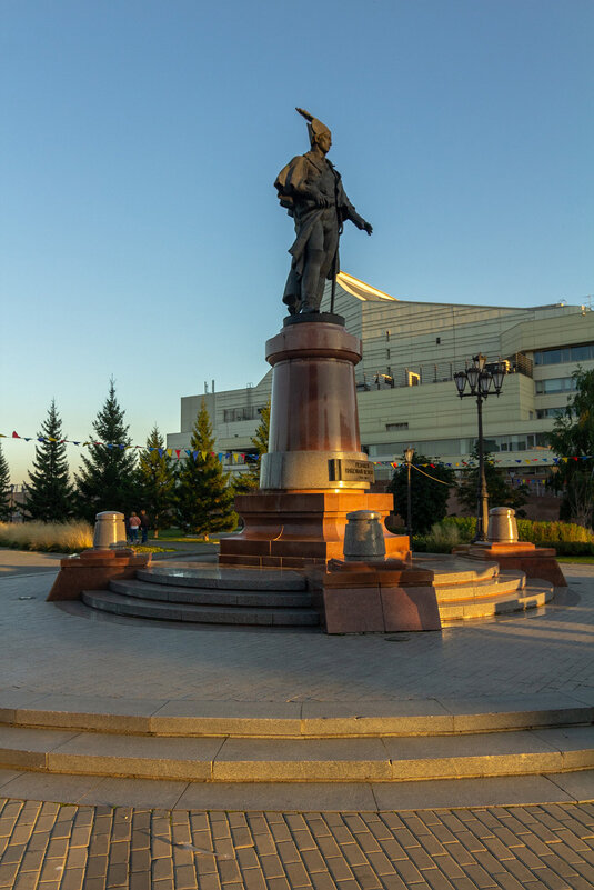 Памятник командору Николаю Резанову в Красноярске - Владимир Кириченко