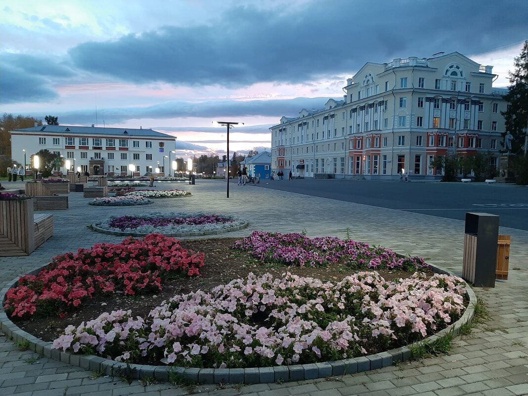 Городская площадь вечером - Алевтина 