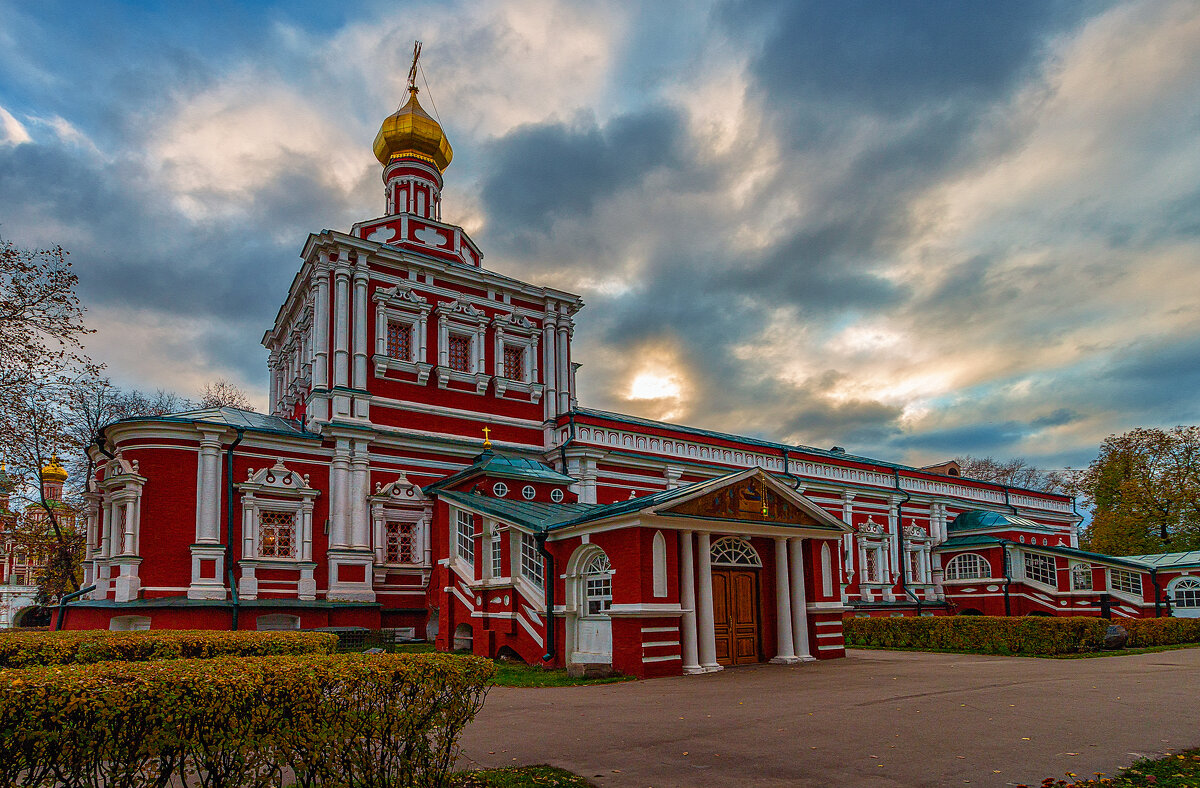 Успенская церковь Новодевичьего монастыря. - Aleksey Afonin