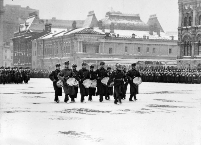 Музыканты проходят маршем по Красной площади во время парада 7 ноября 1941 года - Татьяна 