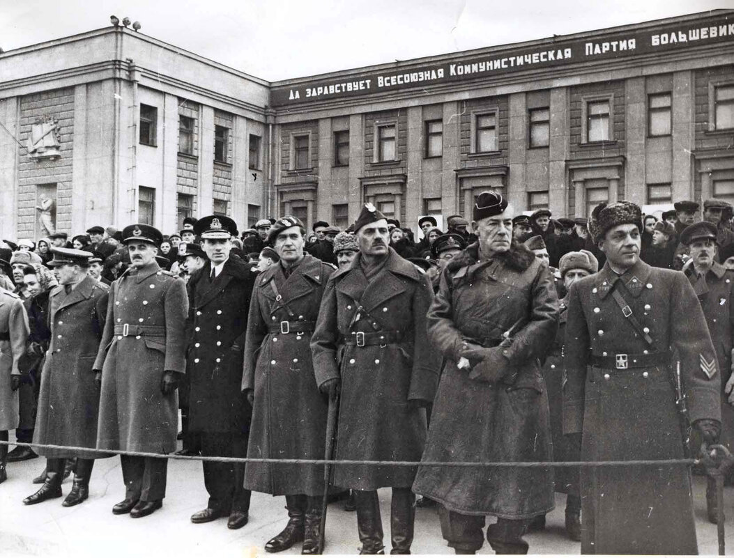Парад 7 ноября 1941 года в Куйбышеве (на фото иностранные дипломаты) - Татьяна 
