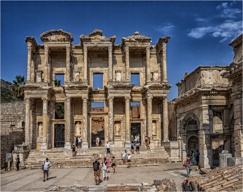 Библиотека в Эфесе - Виктор Льготин