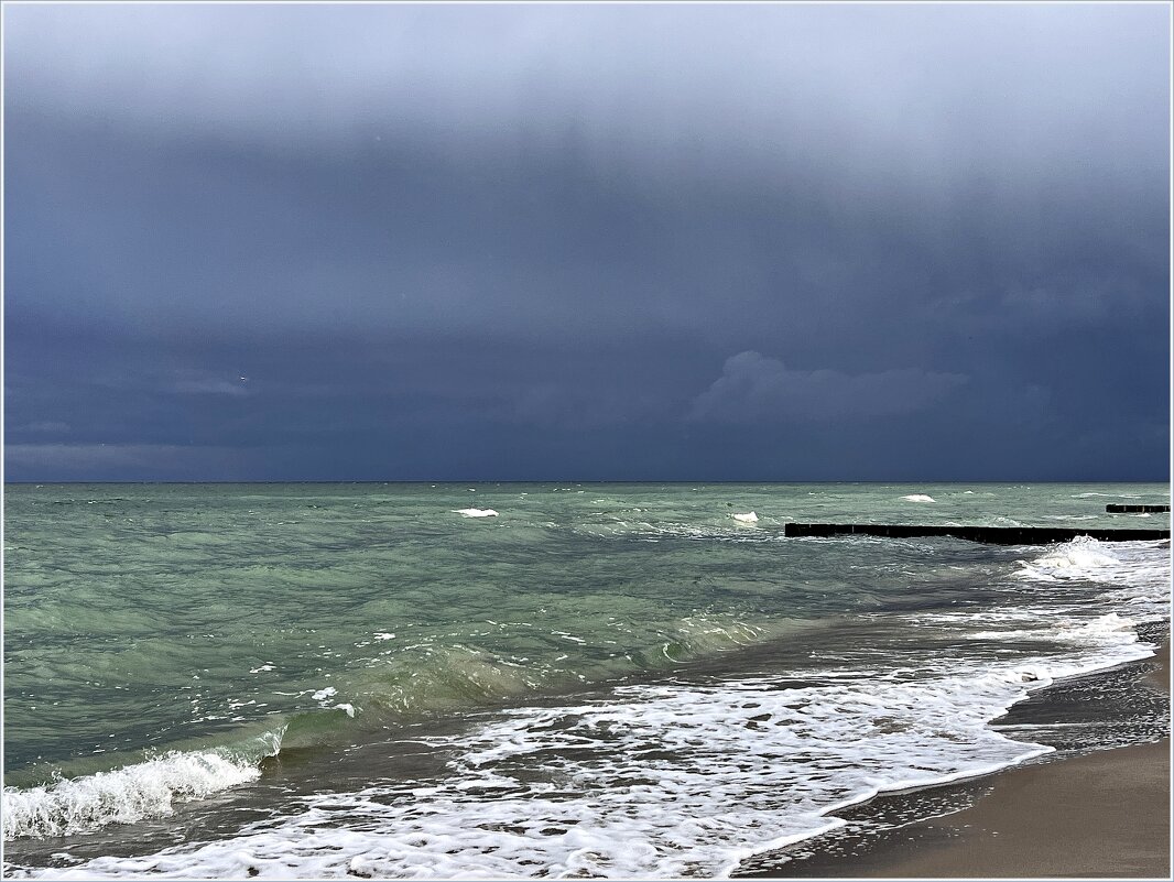 Ноябрь. Было очень красивое море и небо. - Валерия Комова