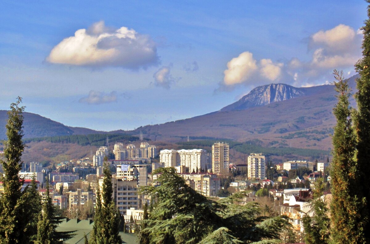 Алушта  в окружении величественных гор - Елена (ЛенаРа)