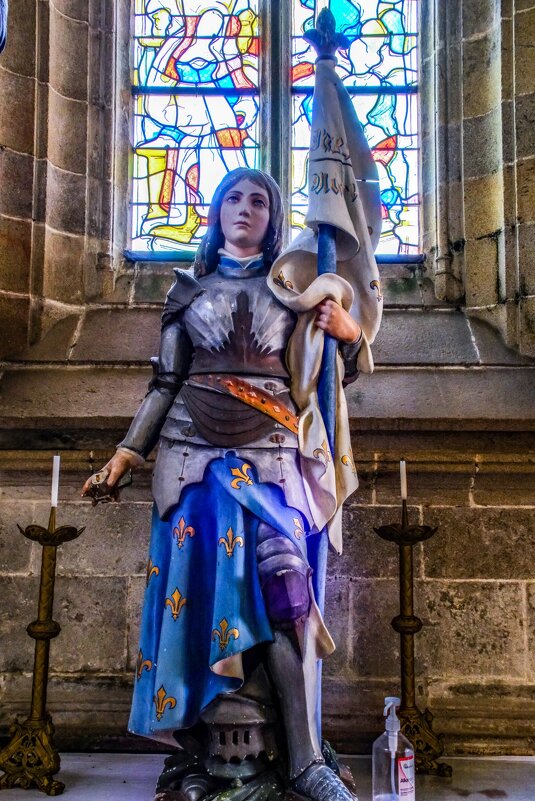 Статуя Жанна д Aрка в церкви - Георгий А