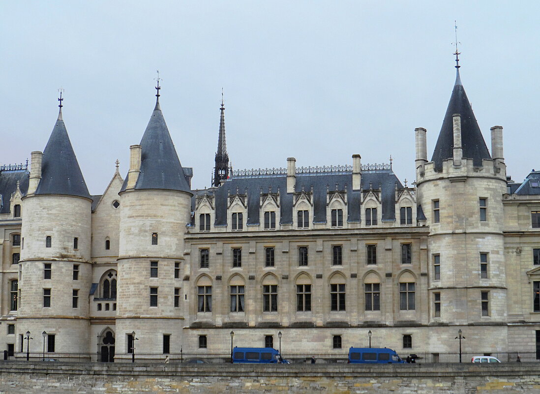 Консьержери - бывший королевский замок и тюрьма в самом центре Парижа - Галина 