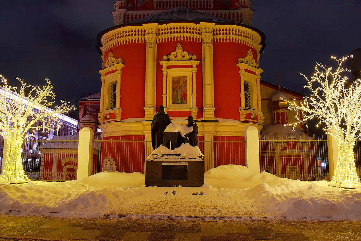 Памятник братьям Лихудам в Богоявленском переулке. - Татьяна Помогалова