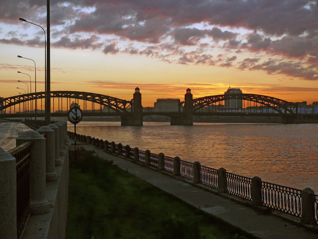 Мост Петра Великого на рассвете белой ночи - Стальбаум Юрий 