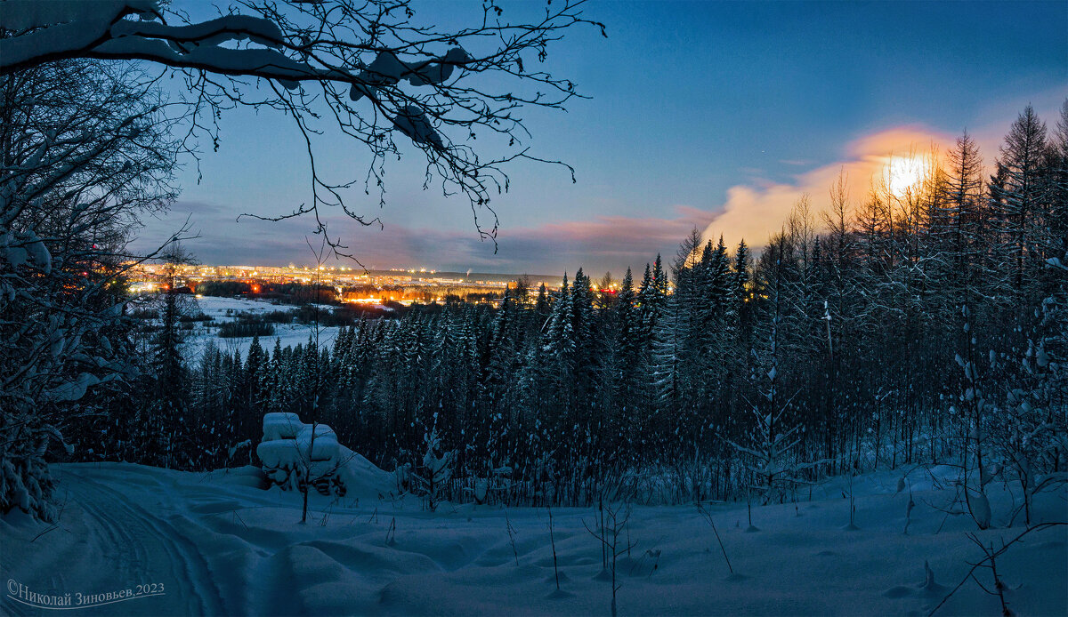 Вид на вечернюю Ухту с заброшенного лыжного спуска, поросшего тайгой. Очень снежно - Николай Зиновьев