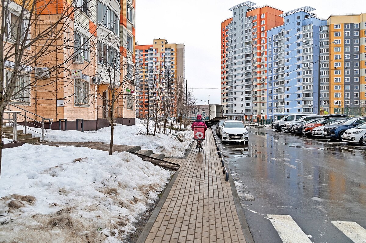 Достали эти курьеры на тротуарах - Валерий Иванович