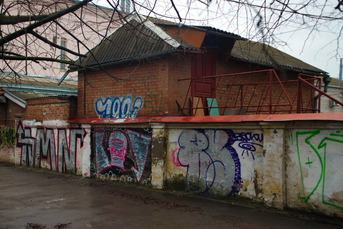 провинциальное граффити и зимний дождь - M Marikfoto