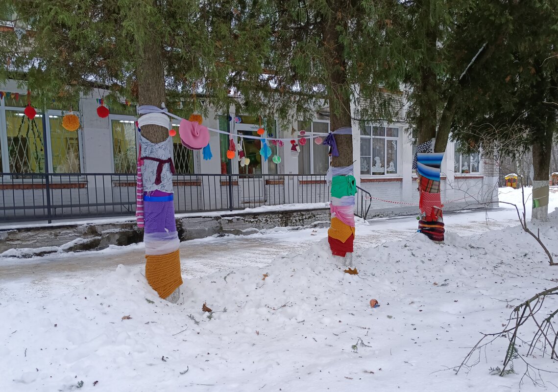 Украшенные деревья в детском саду - Мария Васильева