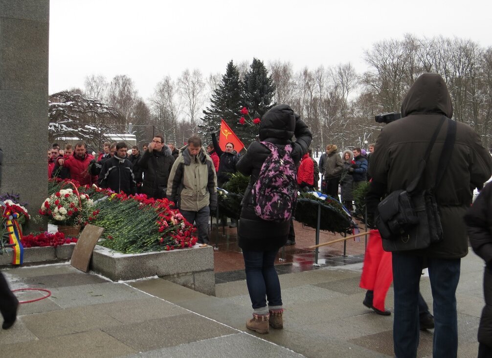 Возложение цветов на Пискарёвском кладбище - Вера Щукина