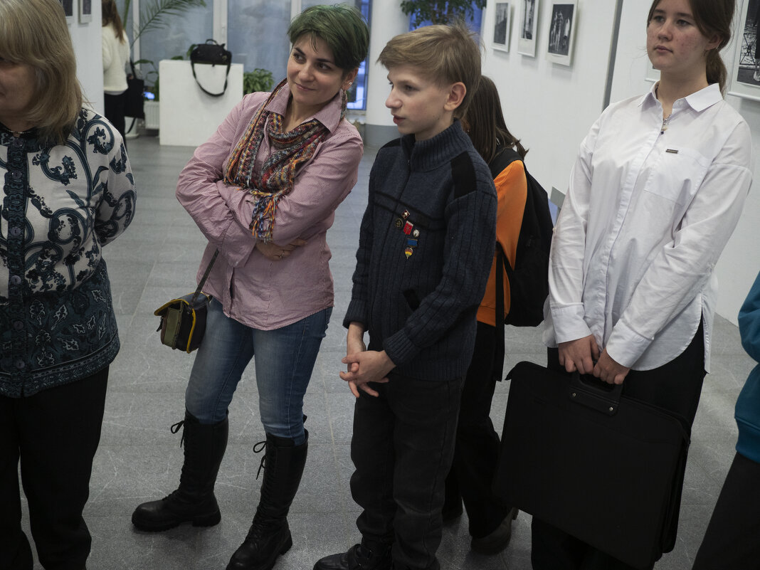 Семья Луневских пришла на выставку старейшего фотографа Брянска - Евгений 