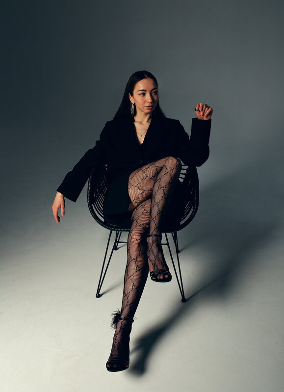 Милая девушка в строгом черном пиджаке в студии с циклорамой - Lenar Abdrakhmanov