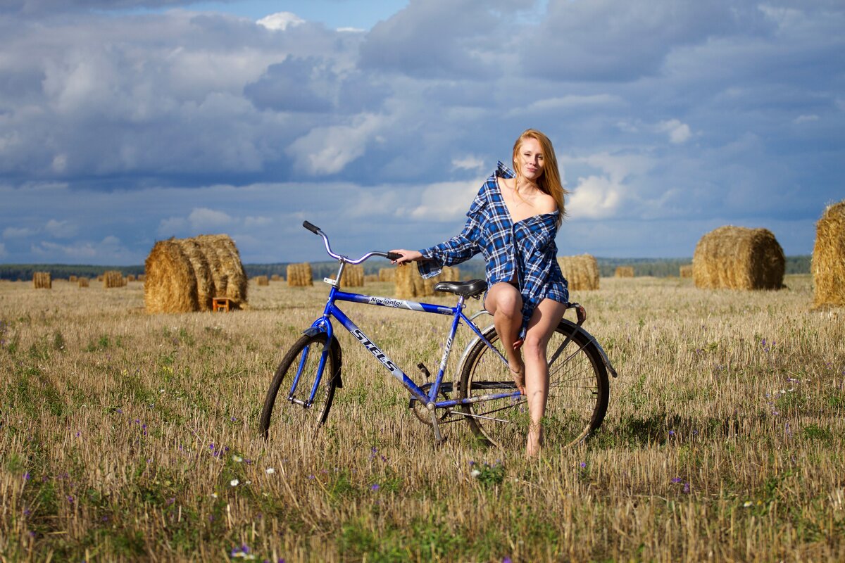 Девушка и велосипед - Пасечник 
