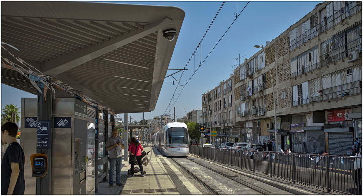 Тель Авив ,Первая линия трамвая а может и метро ,дело в том что в самом городе он ездит под землёй - ujgcvbif 