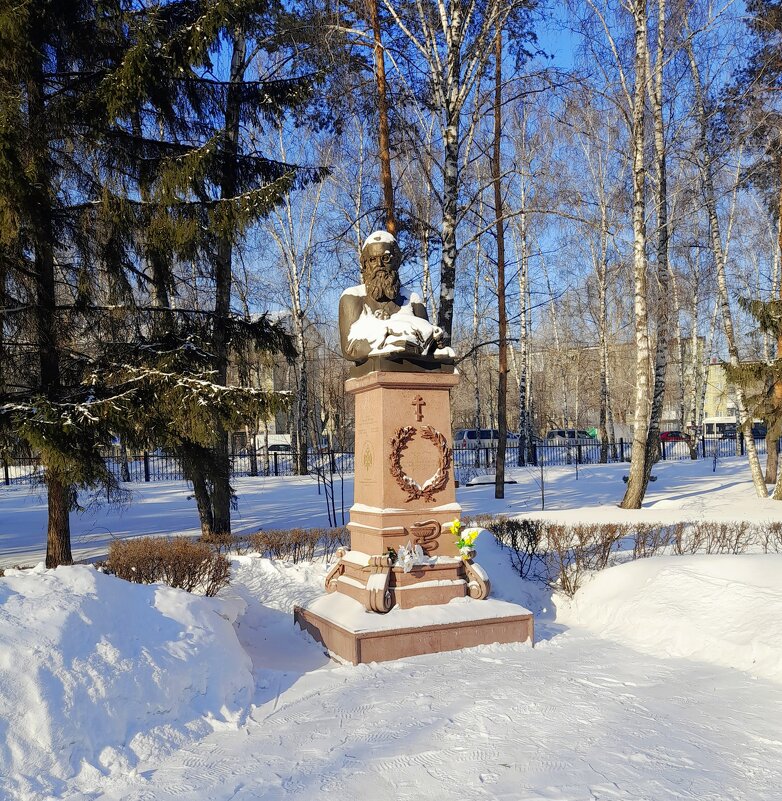 Святой Лука -Хирург . Памятник в Новосибирской областной больнице . - Мила Бовкун
