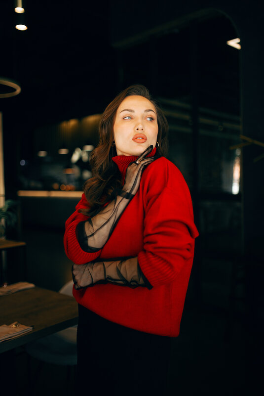 Девушка в красивом красном свитере в дорогом ресторане пьет вино и кушает пасту - Lenar Abdrakhmanov