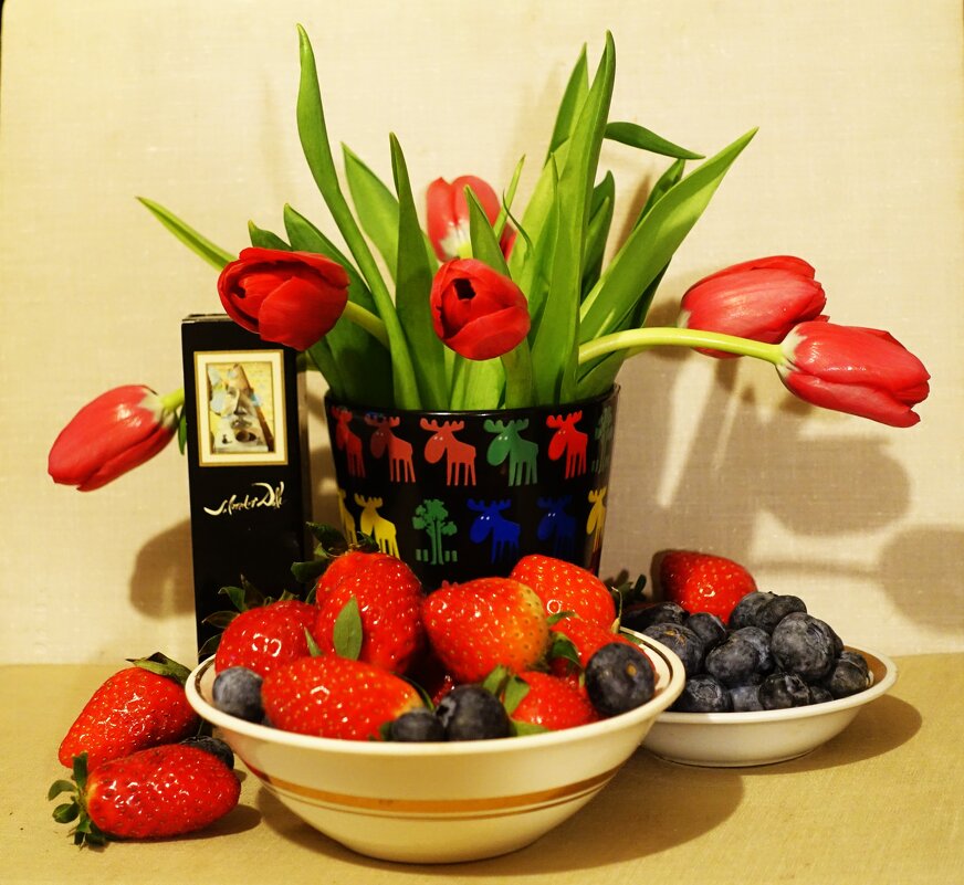 Натюрморт с тюльпанами и ягодами-к началу календарной Весны - Aida10 