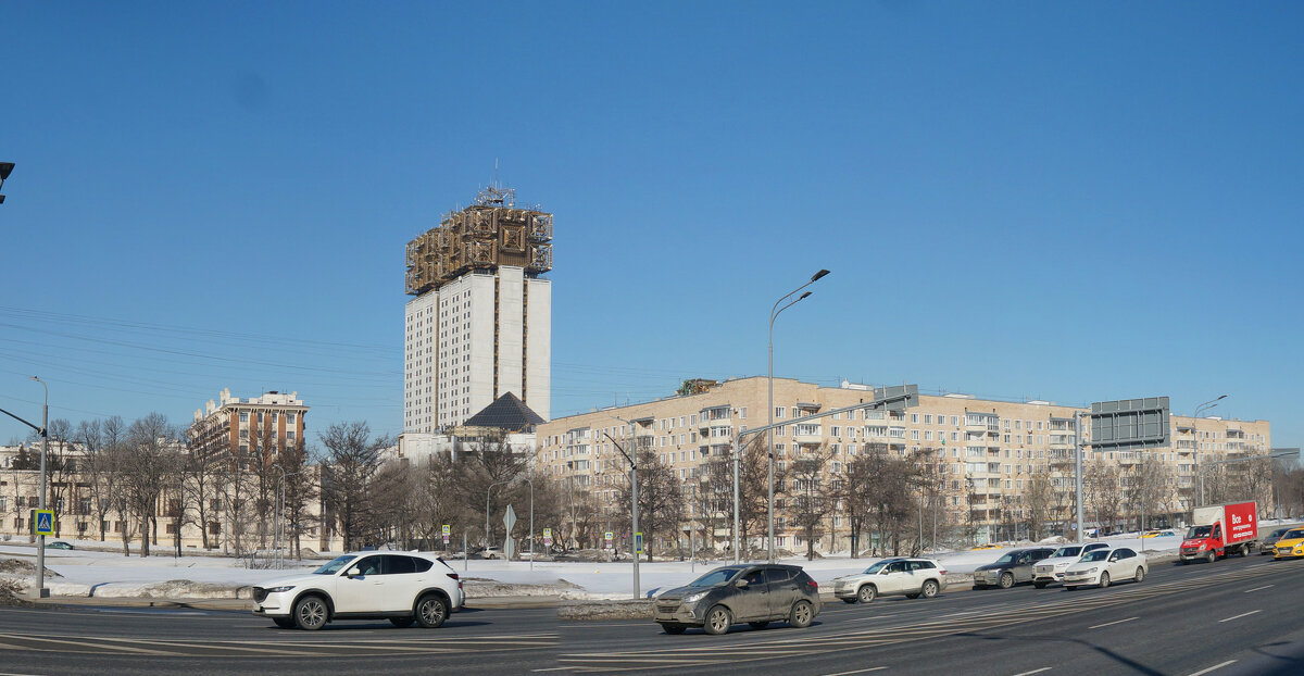 Площадь Гагарина - Роман Шаров