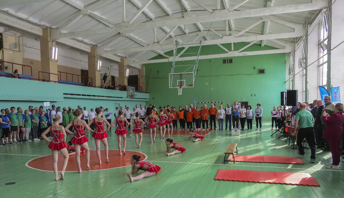 Участников соревнований приветствуют юные гимнастки - Сергей Цветков