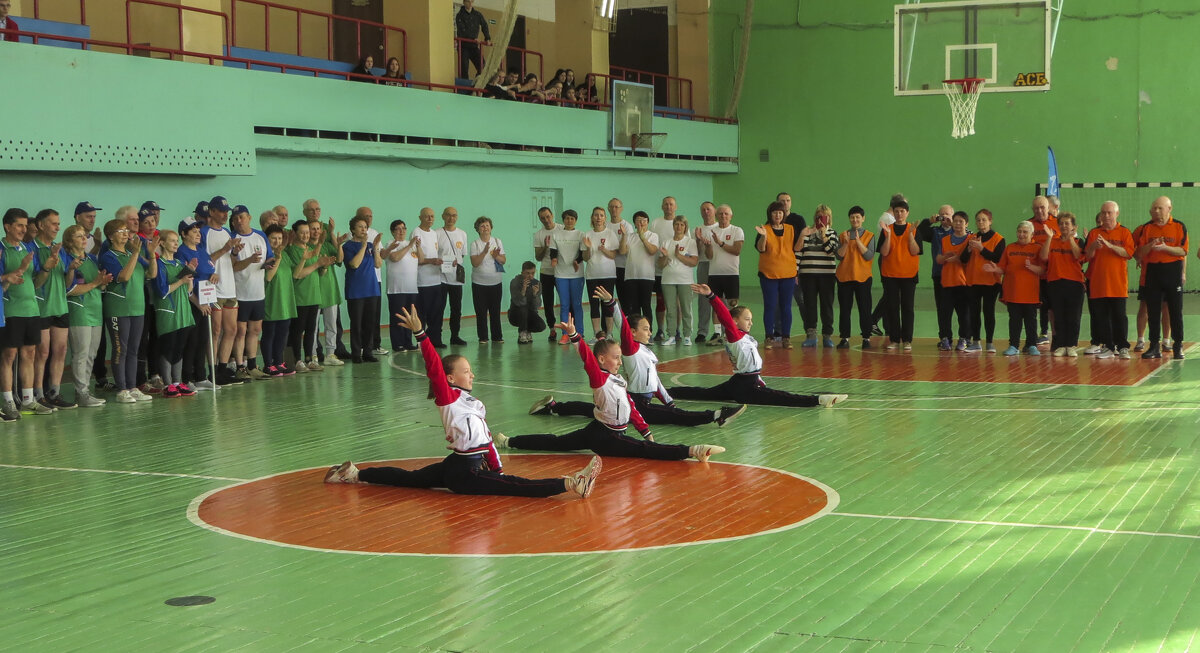 Участников соревнований приветствуют юные гимнасткки - Сергей Цветков
