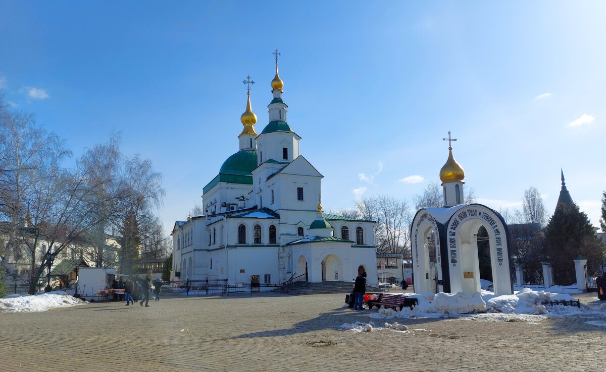 Воскресный день в Даниловом монастыре ( фото с телефона ) - Константин Анисимов