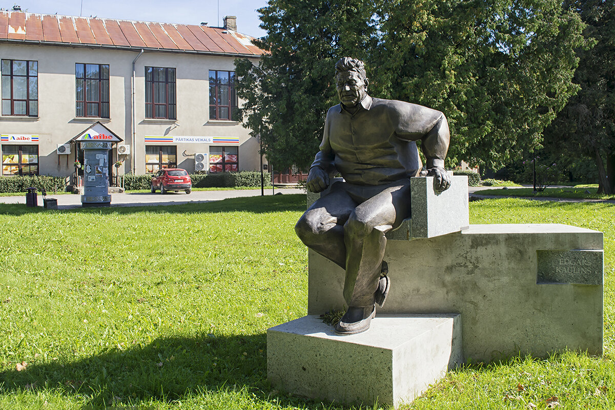 Памятник Эдгарсу Каулиньшу в Лиелварде - Регина 