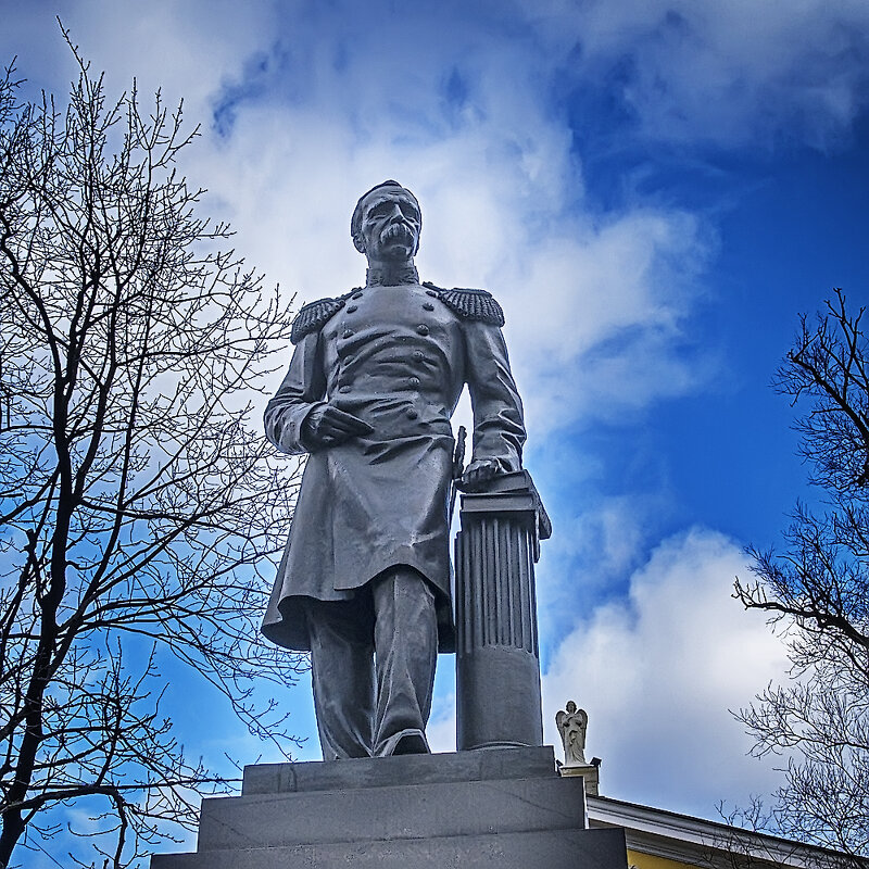 Памятник принцу Ольденбургскому. - Александр 