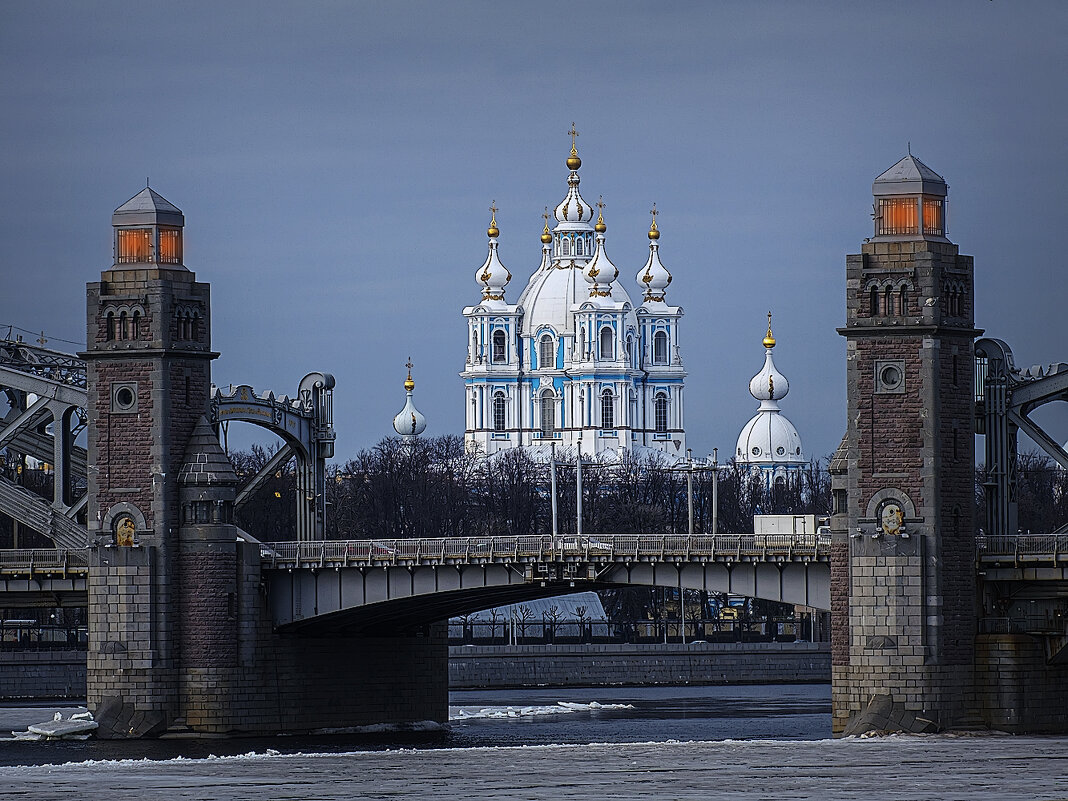 Смольный собор на фоне моста Петра 1. - Александр 