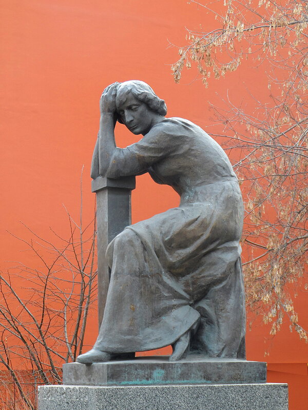 Памятник Марине Цветаевой у её дома в Борисоглебском переулке, 6 - Галина 