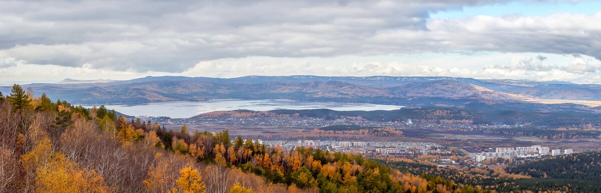 На вершине Ильменского хребта. Вид на Машгородок и озеро Тургояк. (панорама) - Алексей Трухин