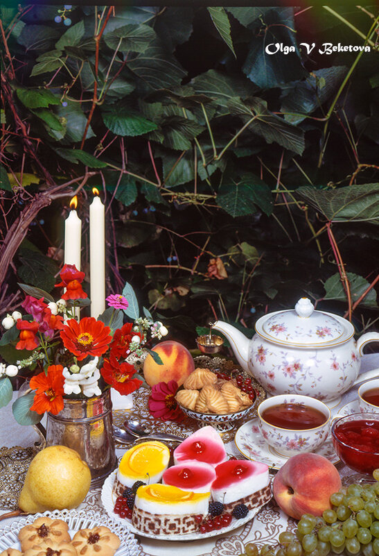 Чай на фоне винограда - Ольга Бекетова