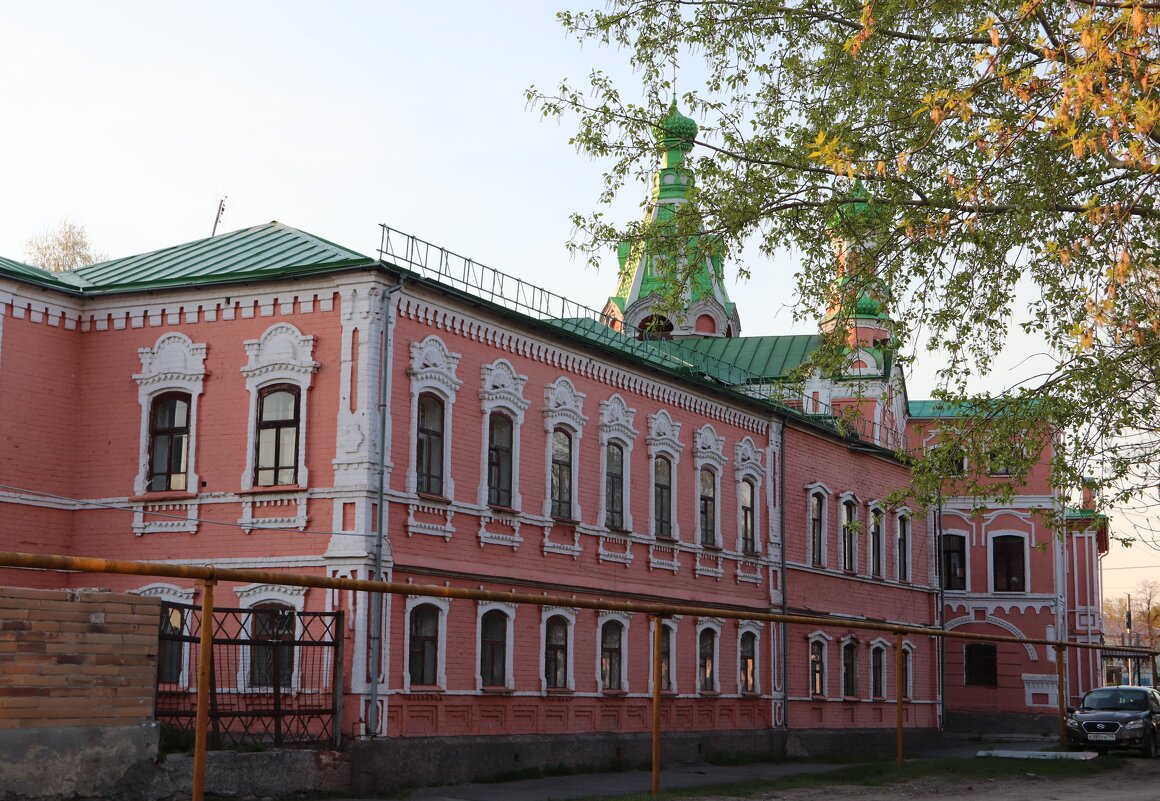 Двухэтажное старинное здание бывшего детского приюта с Князе-Михайловской домовой церковью (1893-94 - Любовь 