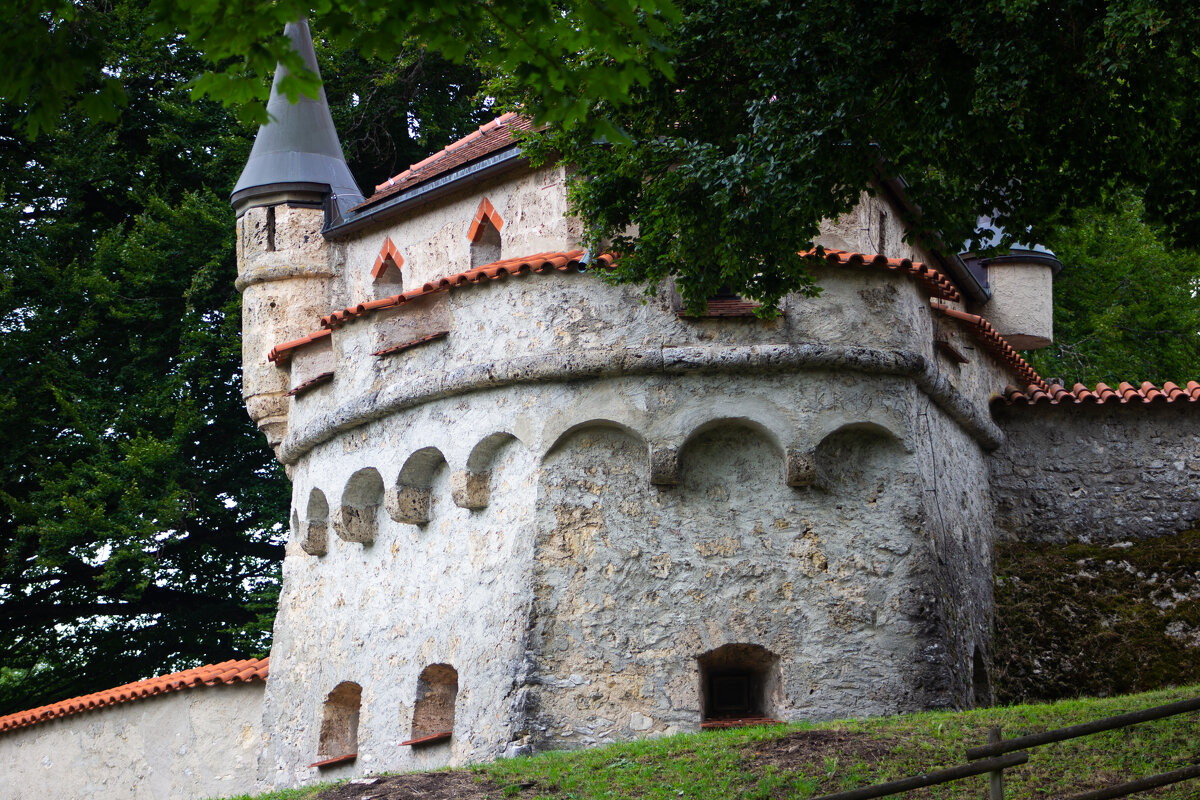 Одна из сторожевых башен замка Лихтенштайн,в живописном Баден-Вюртемберге. - Inna 