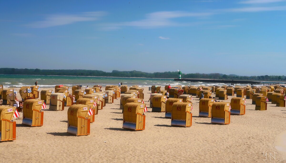 Травемюнде. Балтийское море.Пляж и пляжные лежаки-кресла - Nina Yudicheva