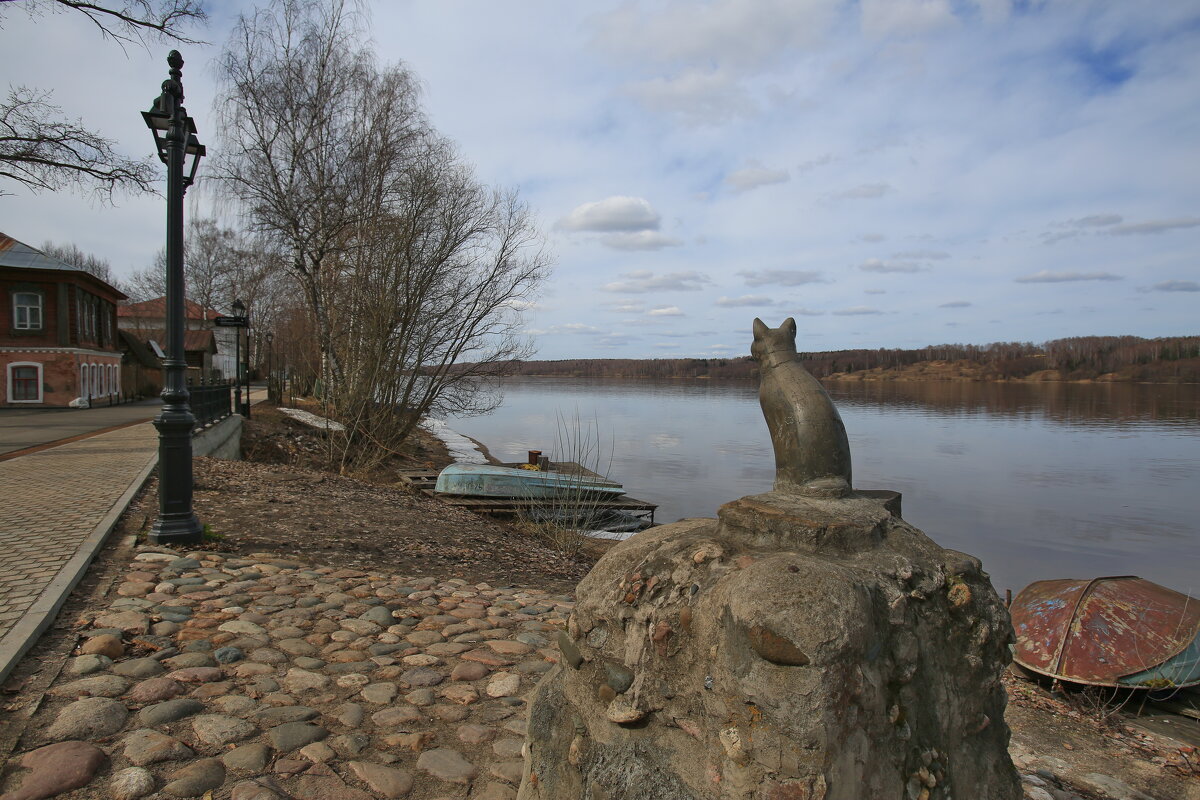 Плес Памятник  любимой кошке местного художника - Ninell Nikitina