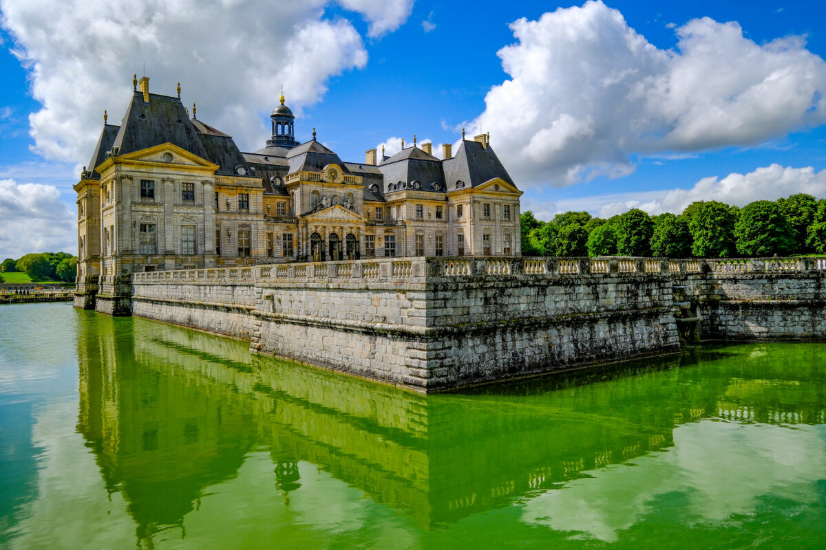Замок Во-ле-Виконт окружен окружен рвами, наполненными водой - Георгий А