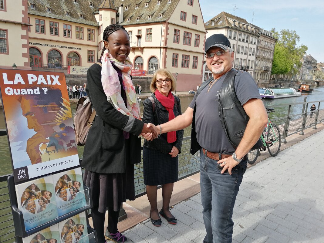 Немецкое название города «Штрассбург» (нем. Straßburg) означает «крепость у дороги». (Страс- (немецк - "The Natural World" Александер