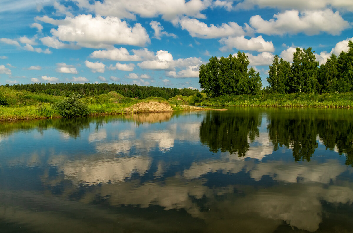 В воду смотрятся облака. - Андрей Дворников