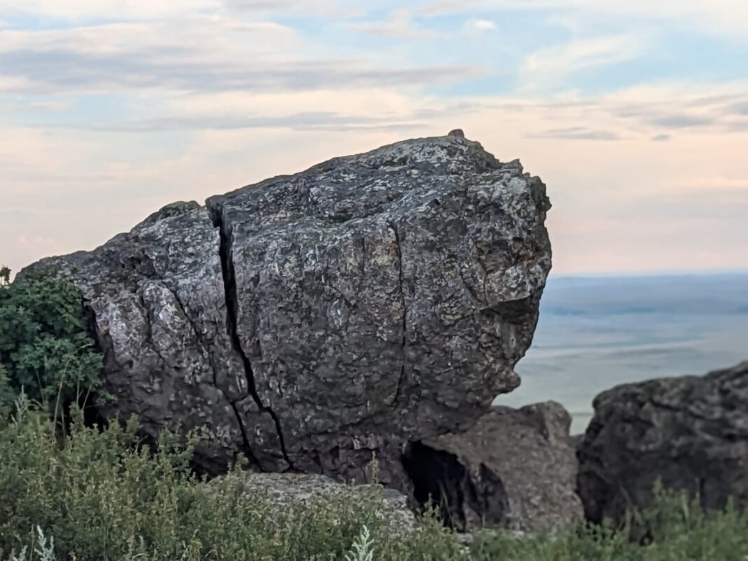 Гранитный валун - Андрей Хлопонин