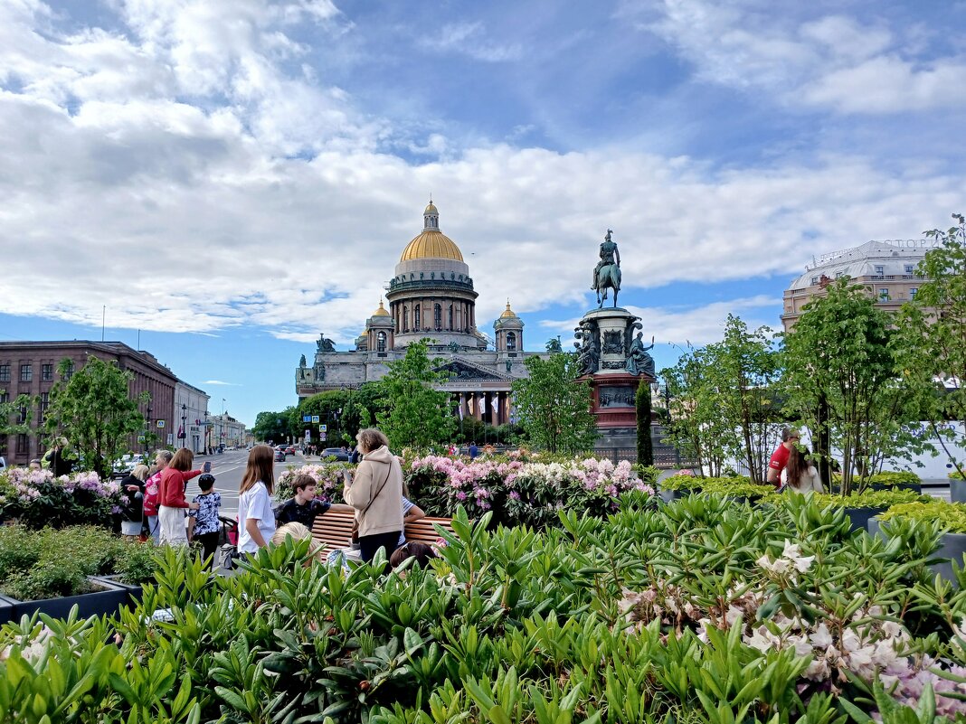 Отдыхающие в городском сквере. - Лия ☼