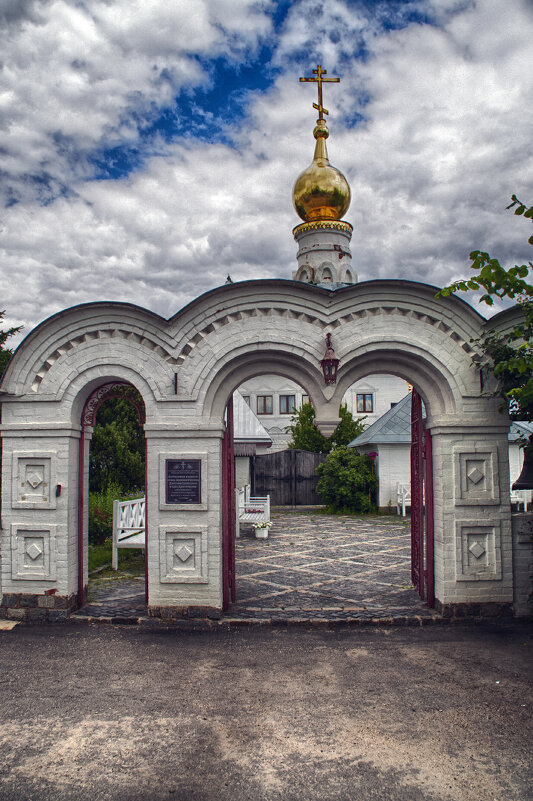 ПАТРИАРШЕЕ ПОДВОРЬЕ ХРАМА ВЕЛИКОМУЧЕНИКА ДИМИТРИЯ СОЛУНСКОГО - Юрий Яньков