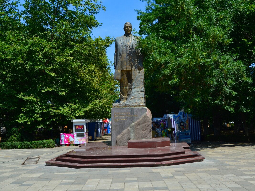 Махачкала. Памятник Абдурахману Данияловичу Даниялову. - Пётр Чернега