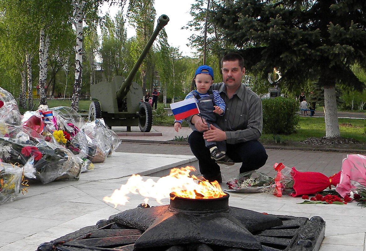 У Вечного огня... - Игорь Родионов